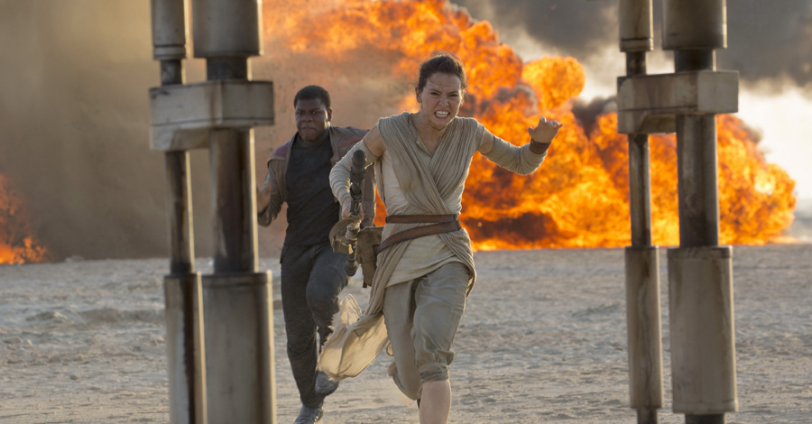 Star Wars: The Force Awakens L to R: Finn (John Boyega) and Rey (Daisy Ridley) Ph: David James ©Lucasfilm 2015